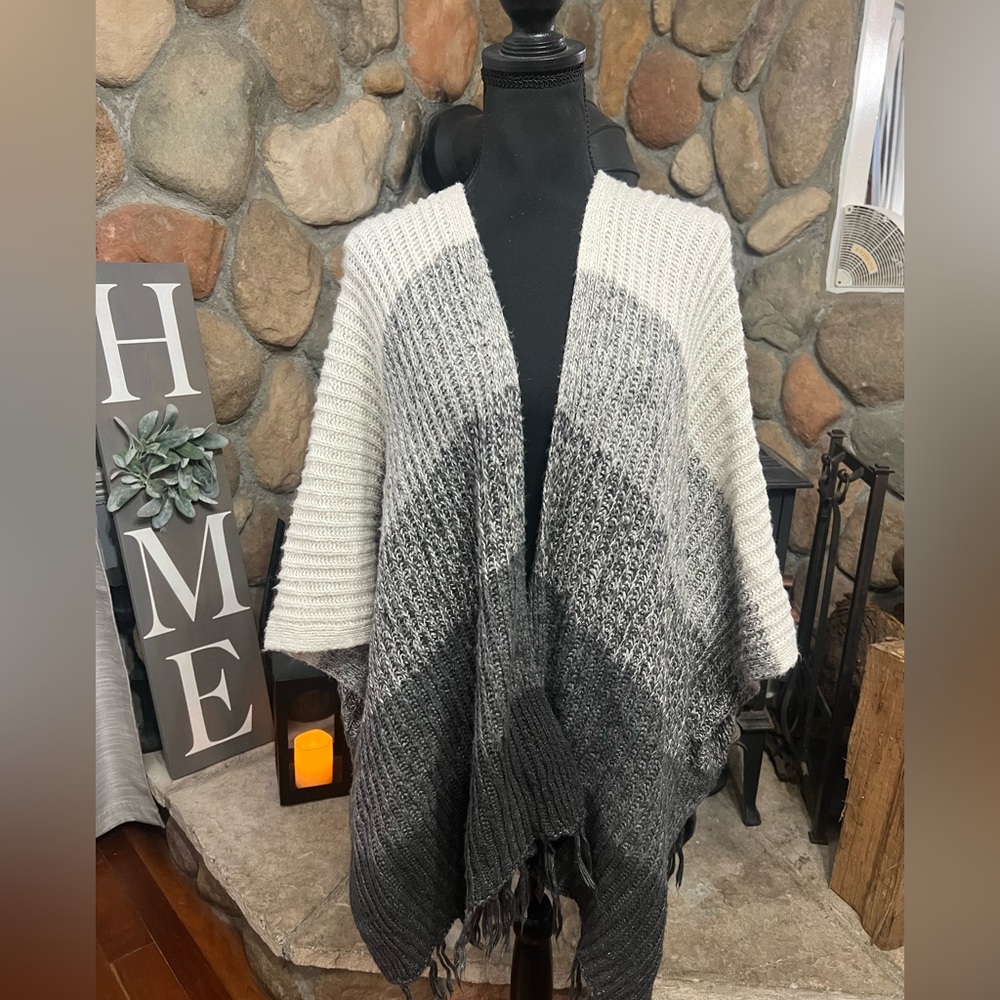 American Eagle-Gray and White Knit Poncho EUC